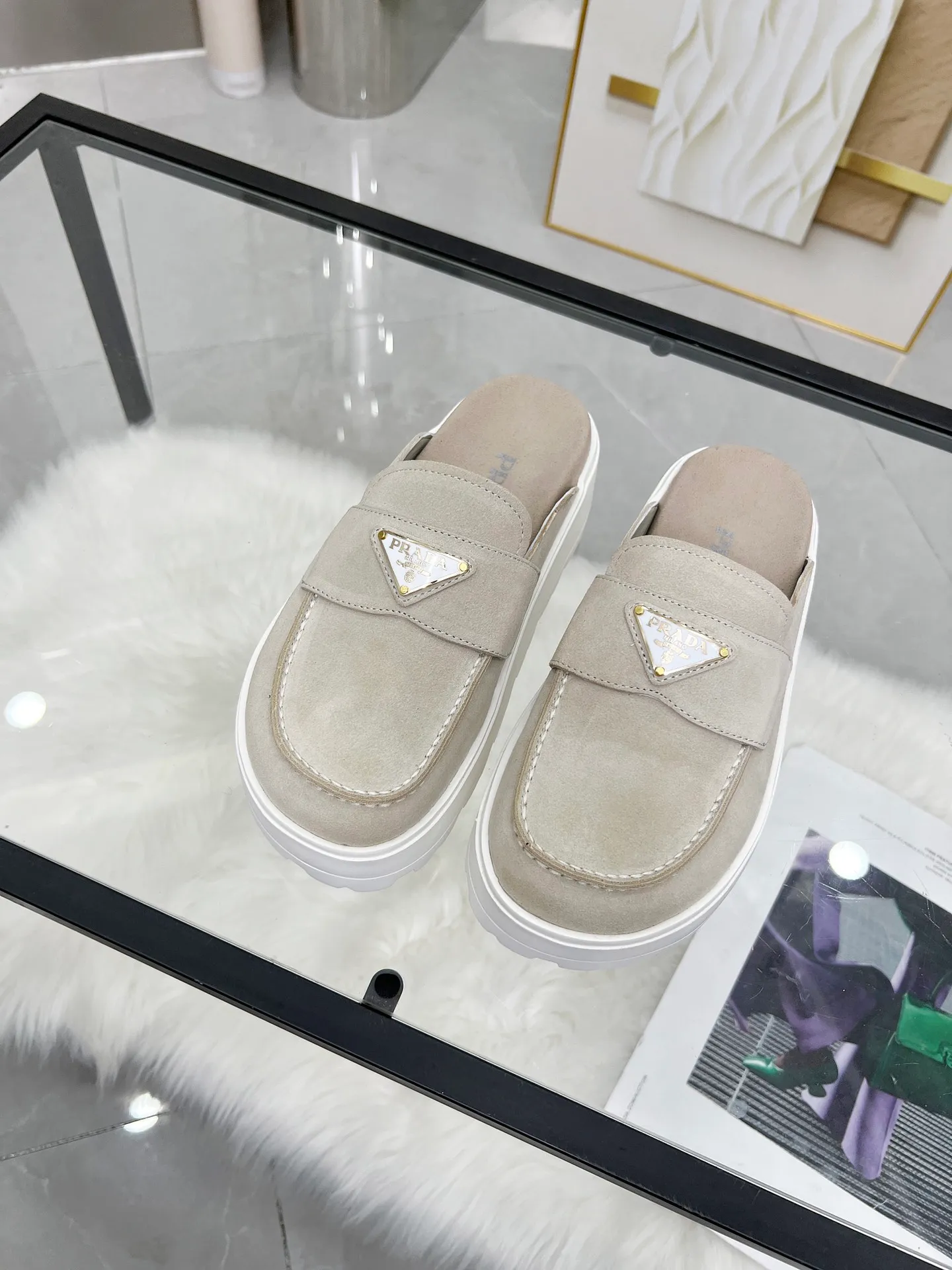 👟👟Ex-factory price 500👟👟 🌸Prada 2025 spring and summer new slippers 💫Velcro sandals The latest catwalk model, classic upgrades, comfort and fashionability coexist. Every color combination looks good, and the design matches different style needs ✅Upper: original customized cowhide ✅Inner lining: original customized sheepskin lining, cowhide feet ✅Outsole: original molded anti-slip outsole ✅Number of codes: 35-40 (41 customized, non-refundable and non-exchangeable)